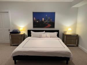 een slaapkamer met een groot bed met 2 nachtkastjes bij Cozy 1B1B Suite 