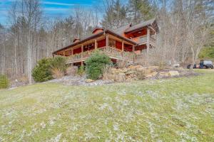 une grande maison en bois au milieu d'un champ dans l'établissement Pet-Friendly Butler Cabin with Hot Tub, Walk to Lake, à Butler