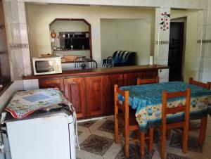 クーニャにあるChácara Portal dos Anjosのテーブルと電子レンジのある小さなキッチン