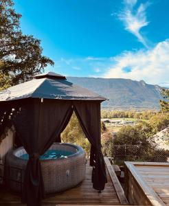 Bassenget på eller i nærheten av The Tiny home avec jacuzzi 5 min du lac du Bourget 10 min d Aix les bains et Chambery