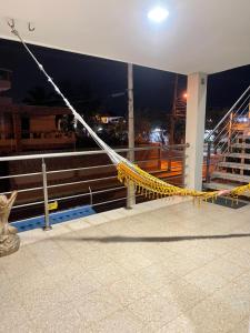uma corda amarela no lado de um edifício à noite em Hostal Costa Linda Salinas em Salinas