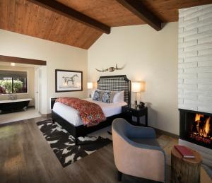 een slaapkamer met een bed en een open haard bij Oceanpoint Ranch in Cambria
