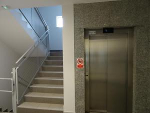 winda w budynku ze schodami w obiekcie Apartamenty Metro Młociny w Warszawie