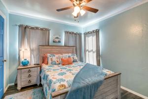 Katil atau katil-katil dalam bilik di 2 Mi to Redfish Bay Aransas Pass Home with Fire Pit