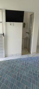 um quarto vazio com um piso azul e branco em Suítes com piscina Praia do Forte Tomas em Praia do Forte