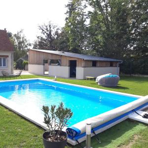 una gran piscina en un patio con una casa en L'As de Seur, en Seur