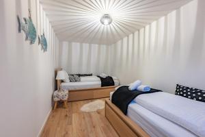 1 dormitorio con 2 camas y techo blanco en Watervillashiraz, en Aalsmeer