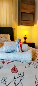 Una cama con dos almohadas encima. en Lux Apartment Rose 2 60m2, en Kragujevac