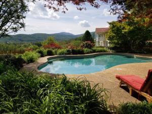 een zwembad in de tuin van een huis bij Fairhill Farm Country Vacation Rentals in Stanardsville