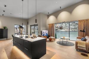 eine Küche mit einer großen Insel und ein Wohnzimmer in der Unterkunft Toppleilighet på bryggen i Sogndal med fantastisk utsikt in Sogndal