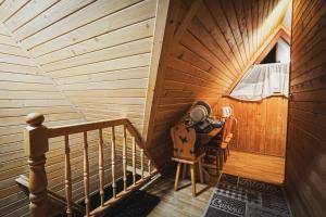 una camera mansardata con tavolo in una cabina di legno di Pokoje Goscinne Majerczyk a Zakopane