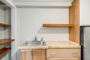 Η κουζίνα ή μικρή κουζίνα στο Hatteras Island Hideaway Waterfront, Canal Access +25 φωτογραφίες