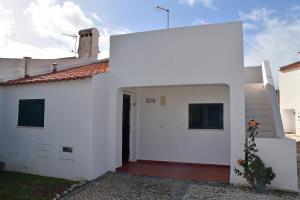 un edificio blanco con una puerta en el medio en Casa Linda da Praia do Alfamar, en Albufeira