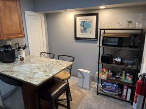 een keuken met een aanrecht en een aanrecht bij Plush garden level apartment near Stowe in Morristown