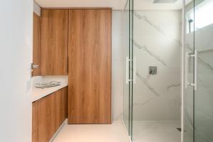 Koupelna v ubytování Luxo a Beira-Mar, 4 Suites, Jacuzzi e Sofisticaçao