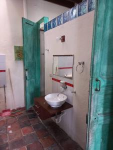y baño con lavabo y espejo. en MAMBE HOSTEL en Bogotá