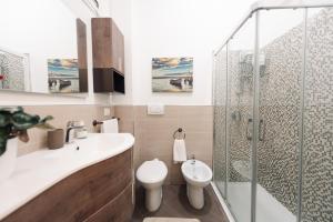 een badkamer met een douche, een toilet en een wastafel bij LE QUATTRO STAGIONI in Brindisi +61 foto's