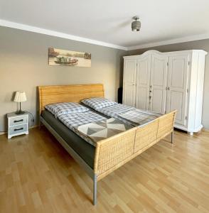 1 dormitorio con 1 cama y vestidor en FeWo Jack's World, en Luckenwalde
