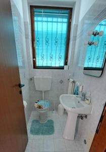 y baño con aseo y lavamanos. en Residenza Nasca mit Schwimmbad, en Castelveccana