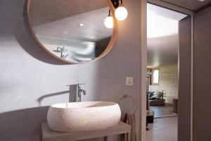 ein Bad mit einem Waschbecken und einem Spiegel in der Unterkunft Modernes Bijou in 400-jährigem Haus in Eischoll