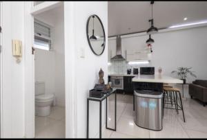 een keuken en een woonkamer met een wastafel en een aanrecht bij The Views BNB in Durban