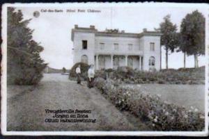 una foto en blanco y negro de una casa en Ferienhaus für 8 Personen ca 300 qm in Couvin, Wallonie Provinz Namur, en Couvin