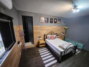 a bedroom with a bed and a window at Vila Rock Hostel - próximo Allianz Parque, Vila Madalena, Av Paulista, Hospital das Clínicas INCOR FMUSP in São Paulo