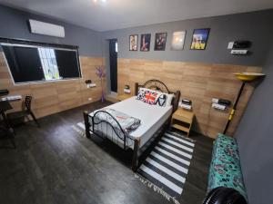 a bedroom with a bed and a desk and a window at Vila Rock Hostel - próximo Allianz Parque, Vila Madalena, Av Paulista, Hospital das Clínicas INCOR FMUSP in São Paulo