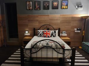 a bedroom with a bed with a wooden headboard at Vila Rock Hostel - próximo Allianz Parque, Vila Madalena, Av Paulista, Hospital das Clínicas INCOR FMUSP in São Paulo