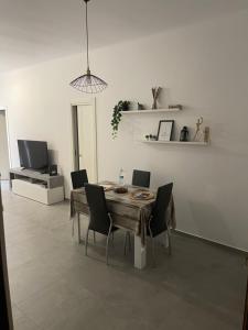 - une salle à manger avec une table et des chaises en bois dans l'établissement Deluxe Apartment Self Check in Parking, à Gênes