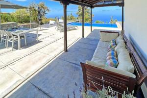 un divano su un patio accanto alla piscina di Ferienhaus für 2 Personen ca 50 qm in Tijarafe, La Palma Westküste von La Palma a Tijarafe