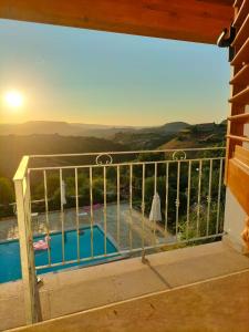 una vista dal balcone di una casa con piscina di Domus La Roccia a Pozzomaggiore