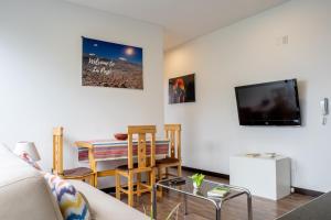 拉巴斯Sky Suites - Stunning Location with a great view of La Paz的带沙发和桌子的客厅