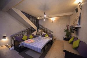 Un comedor con una mesa y una escalera. en "Kasbah de Jade", Maison d'hôtes avec piscine chauffée, jacuzzi, service hôtelier, exclusivité possible !, en Marrakech