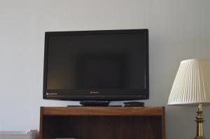TV a/nebo společenská místnost v ubytování Circle 5 Motel