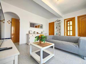 uma sala de estar com um sofá e uma mesa em Mallorca 3 em Playa de Gandia
