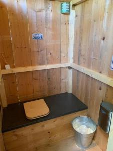 a small room with a bench in a cabin at Familienwohnwagen im Emmental 