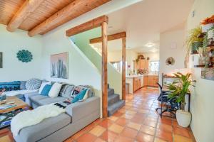 Χώρος καθιστικού στο Bright Santa Fe Condo about Half-Mi to Meow Wolf!