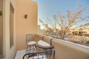 Μπαλκόνι ή βεράντα στο Bright Santa Fe Condo about Half-Mi to Meow Wolf!