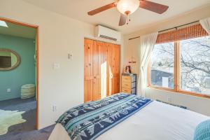 Ένα ή περισσότερα κρεβάτια σε δωμάτιο στο Bright Santa Fe Condo about Half-Mi to Meow Wolf!