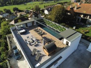 艾克斯萊班的住宿－Magnifique maison contemporaine proche lac d’Aix，享有带游泳池的房屋的空中景致