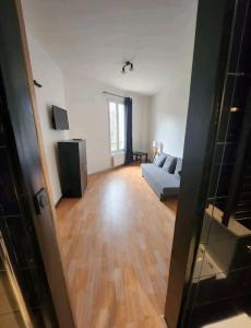 una sala de estar con un sofá y una mesa en Très beau 2 pièces à 400m de Paris, en Gentilly
