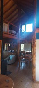 uma sala de estar com um beliche e uma mesa em La Pancora del Futa em Los Cipreses