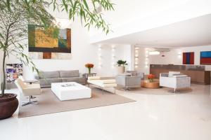 Zona de hol sau recepție la Ramada Hotel & Suites Campos Pelinca