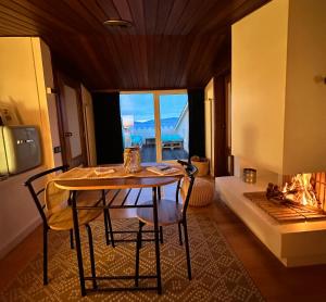 萊斯卡拉的住宿－Solo Atico Guest Suites，一间带桌椅和壁炉的用餐室