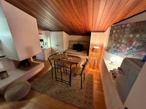 萊斯卡拉的住宿－Solo Atico Guest Suites，小房间设有桌子和床