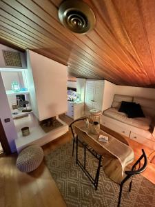 a living room with a bed and a table at Solo Atico Guest Suites in L'Escala