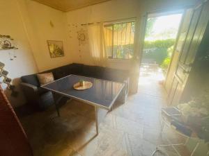 uma sala de estar com uma mesa e um sofá em Peace and love house em Huacas