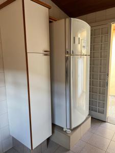 um grande frigorífico branco sentado numa cozinha em Casa da Vó Loy e seu espaço verde em Araraquara