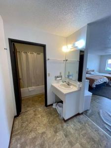 łazienka z umywalką i wanną w obiekcie #28 Snooze w mieście Wisconsin Rapids